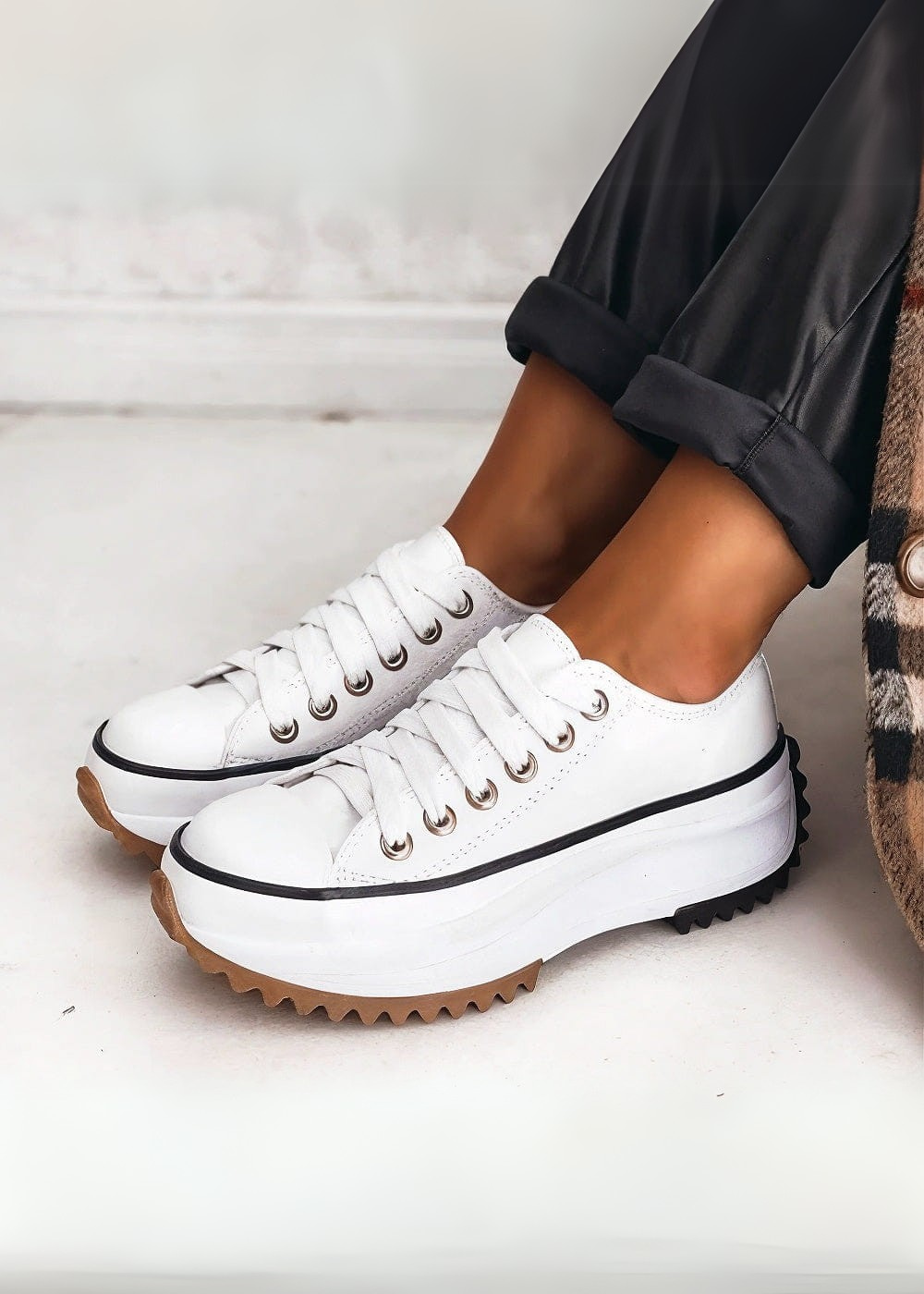 Easy Walk Up-lifting Sneakers