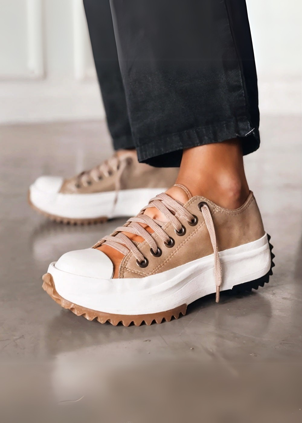 Easy Walk Up-lifting Sneakers